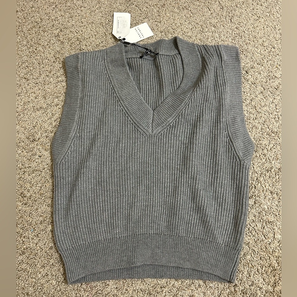 NWT English Factory Ashley Throw On Womens Gray Ribbed V-Neck Sweater Vest Solid
